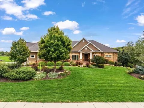 11 Pebble Creek Dr, Leclaire, IA 52753