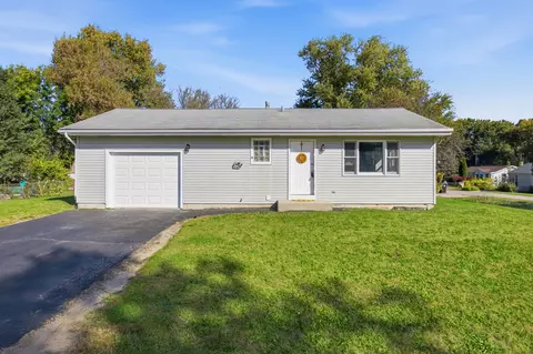 7902 E Maplewood Dr, Wonder Lake, IL 60097