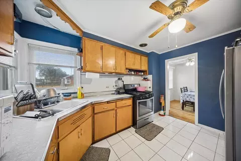 Kitchen - 1372 S 6th Ave, Des Plaines, IL 60018 photo 1 of 2