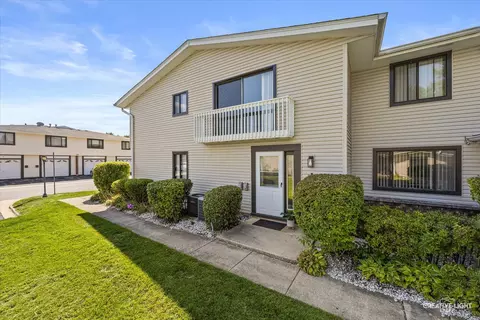 131 Fairlane Ct #D, Bloomingdale, IL 60108