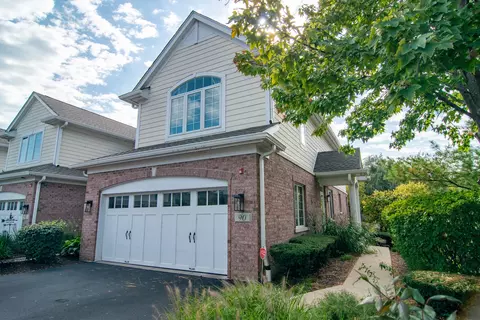 90 Waters Edge Ct, Glen Ellyn, IL 60137