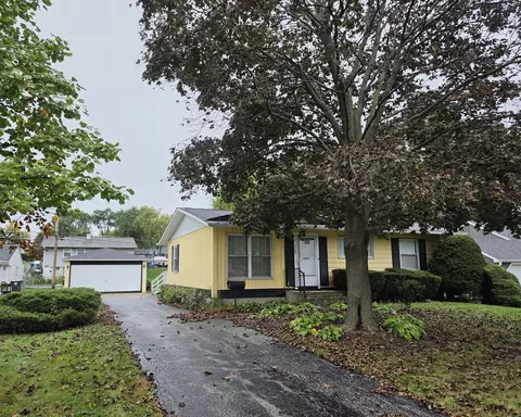 7637 Woodridge Dr, Woodridge, IL 60517