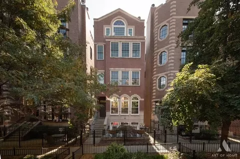 909 W Roscoe St #1, Chicago, IL 60657