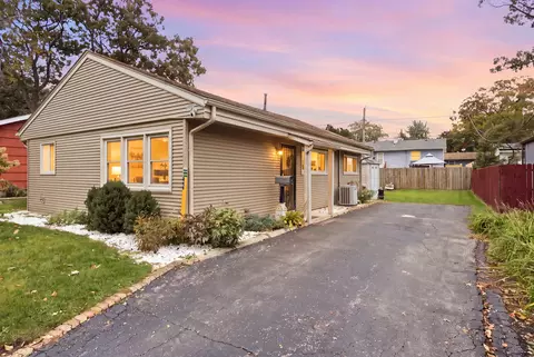 448 S Lake Shore Dr, Mundelein, IL 60060
