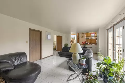 Living - Undisclosed, Tinley Park, IL 60477 photo 3 of 3