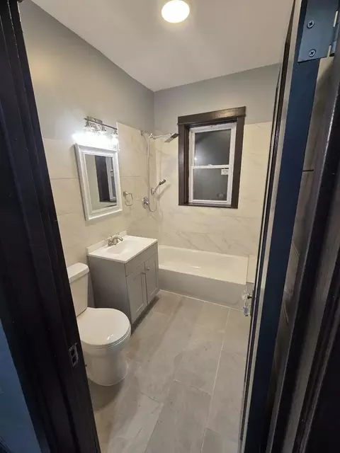Bath - 18 E 113th St, Chicago, IL 60628 photo 2 of 3