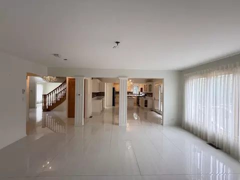 Living - 8516 Moody Ave, Burbank, IL 60459 photo 2 of 4