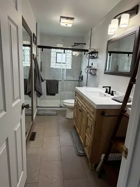 Bath - 15524 Lorel Ave, Oak Forest, IL 60452 photo 1 of 3