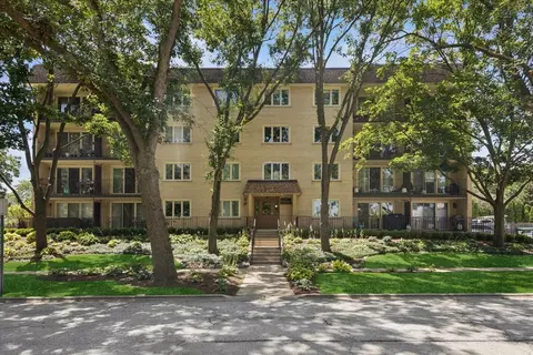 225 E Wing St #201, Arlington Heights, IL 60004