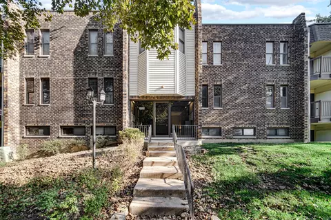 2025 Country Club Dr #11, Woodridge, IL 60517