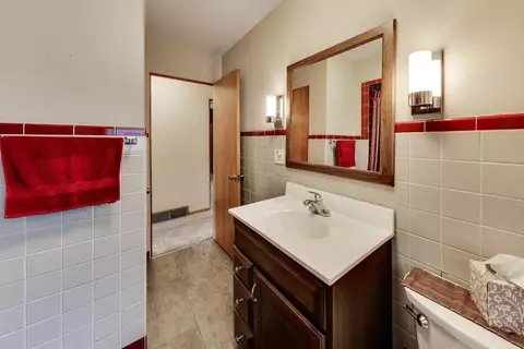 Bath - 3601 W Clover Ave, Mchenry, IL 60050 photo 2 of 3