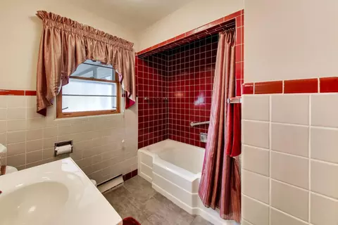 Bath - 3601 W Clover Ave, Mchenry, IL 60050 photo 3 of 3