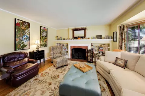 Living - 314 S Wolf Rd, Des Plaines, IL 60016 photo 1 of 4