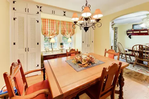 Dining - 314 S Wolf Rd, Des Plaines, IL 60016 photo 3 of 6