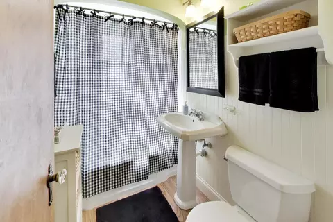 Bath - 314 S Wolf Rd, Des Plaines, IL 60016 photo 1 of 2
