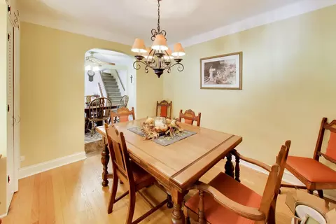 Dining - 314 S Wolf Rd, Des Plaines, IL 60016 photo 2 of 6