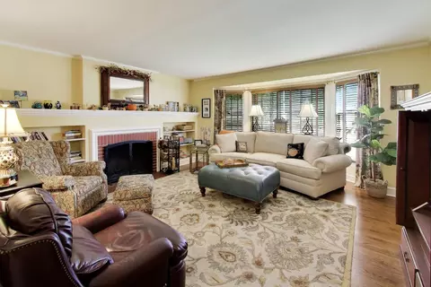 Living - 314 S Wolf Rd, Des Plaines, IL 60016 photo 2 of 4