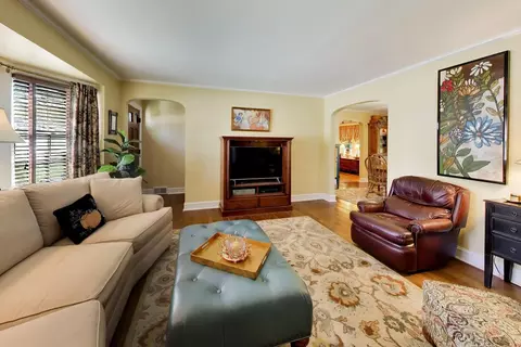 Living - 314 S Wolf Rd, Des Plaines, IL 60016 photo 3 of 4