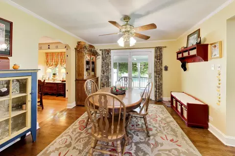 Dining - 314 S Wolf Rd, Des Plaines, IL 60016 photo 4 of 6