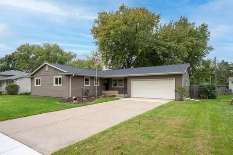 1618 Elmwood Ave, Bettendorf, IA 52722