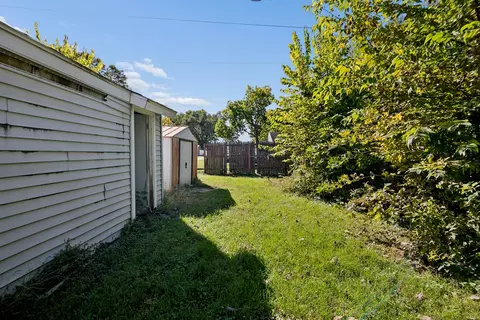 Exterior - 413 W Superior St, Ottawa, IL 61350 photo 3 of 4