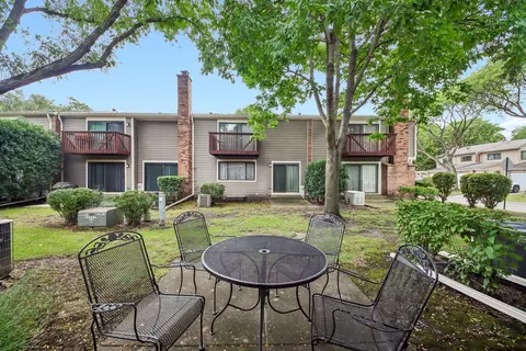Exterior - 105 W Dover Dr, Mount Prospect, IL 60056 photo 5 of 12