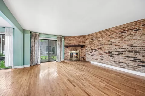 Living - 105 W Dover Dr, Mount Prospect, IL 60056 photo 2 of 9