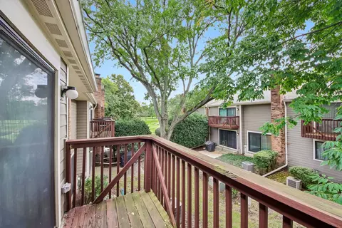 Exterior - 105 W Dover Dr, Mount Prospect, IL 60056 photo 9 of 12