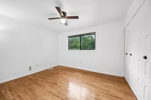 Bedroom - 105 W Dover Dr, Mount Prospect, IL 60056 photo 1 of 8