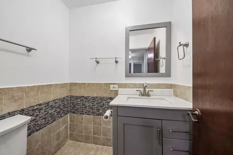 Bath - 105 W Dover Dr, Mount Prospect, IL 60056 photo 4 of 4