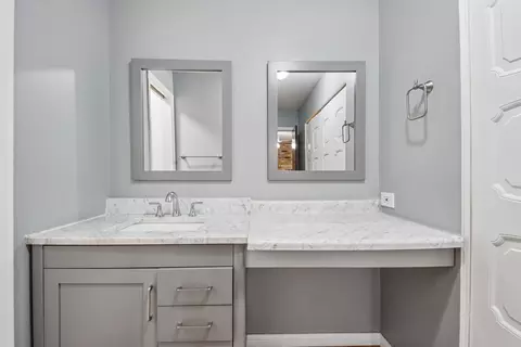 Bath - 105 W Dover Dr, Mount Prospect, IL 60056 photo 2 of 4