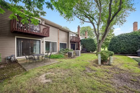 Exterior - 105 W Dover Dr, Mount Prospect, IL 60056 photo 8 of 12