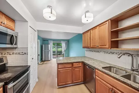 Kitchen - 105 W Dover Dr, Mount Prospect, IL 60056 photo 2 of 3