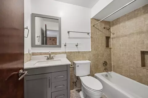 Bath - 105 W Dover Dr, Mount Prospect, IL 60056 photo 1 of 4