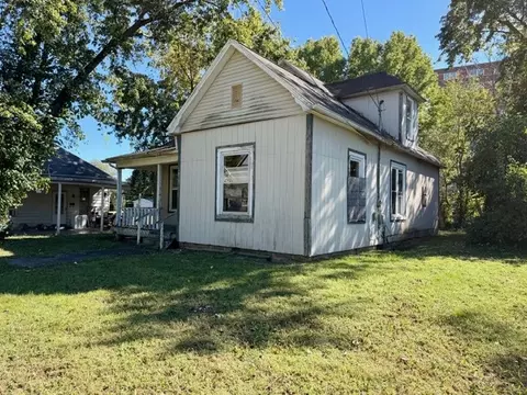 Exterior - 711 Wisely St, Murphysboro, IL 62966 photo 2 of 5