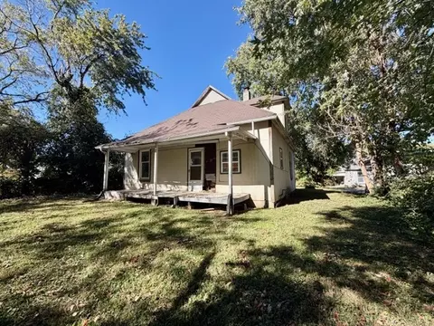 Exterior - 711 Wisely St, Murphysboro, IL 62966 photo 4 of 5