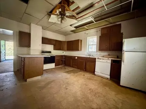 Kitchen - 711 Wisely St, Murphysboro, IL 62966 photo 1 of 2
