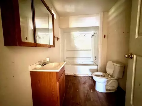 Bath - 711 Wisely St, Murphysboro, IL 62966 photo 1 of 1