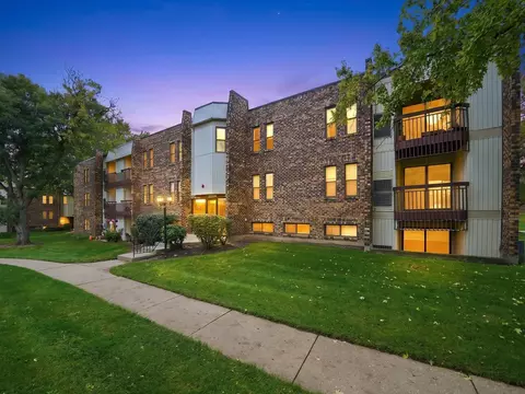 2214 Country Club Dr #25C, Woodridge, IL 60517