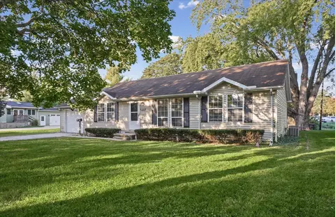 1102 N Union Dr, Monticello, IL 61856