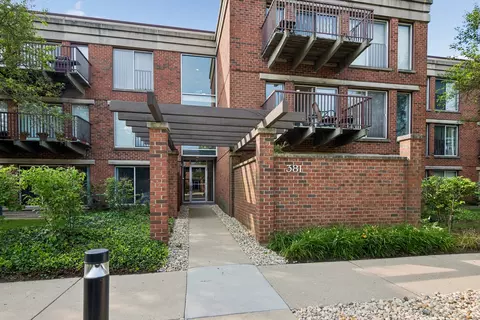 381 Kelburn Rd #214, Deerfield, IL 60015