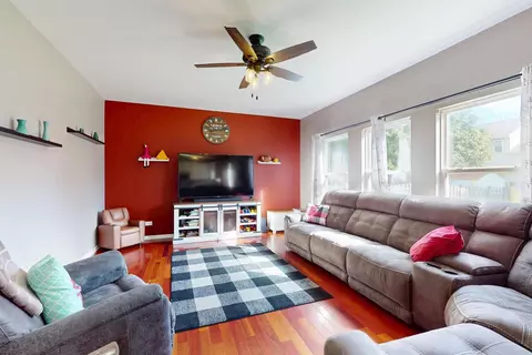 Living - 31601 N Pineview Blvd, Lakemoor, IL 60051 photo 1 of 2