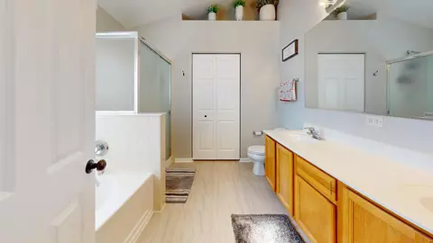 Bath - 31601 N Pineview Blvd, Lakemoor, IL 60051 photo 2 of 4