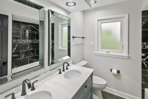 Bath - 30 Strauss Ln, Olympia Fields, IL 60461 photo 6 of 8