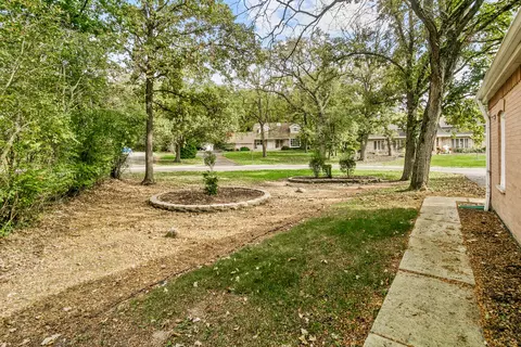 Exterior - 30 Strauss Ln, Olympia Fields, IL 60461 photo 4 of 5