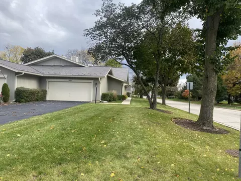 1427 James Ct, Libertyville, IL 60048