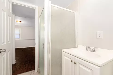Bath - 3510 Chestnut Dr, Hazel Crest, IL 60429 photo 2 of 3