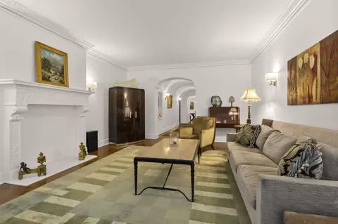 Living - 222 E Chestnut St #5B, Chicago, IL 60611 photo 2 of 3
