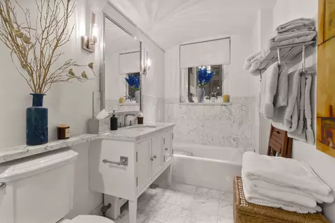 Bath - 222 E Chestnut St #5B, Chicago, IL 60611 photo 2 of 3
