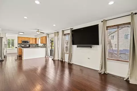 Living - 2852 Lindgren Ct, Aurora, IL 60503 photo 2 of 3
